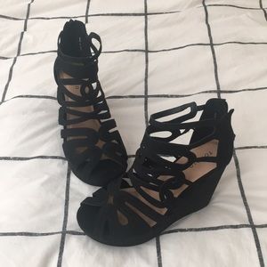 TORRID BLACK WEDGES NWT
